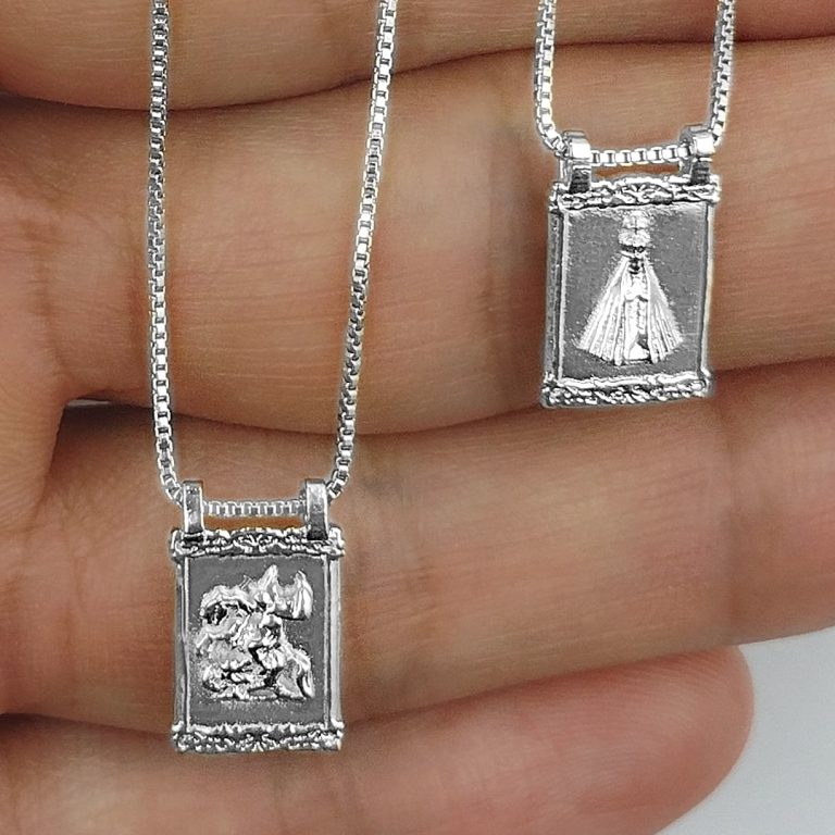 A História e o Significado do Escapulário: Tradição e Fé